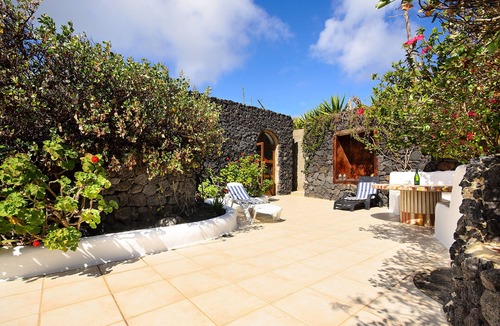 Haria Villa | La Bodega – On a Volcano with Piano, Sea Views, Private Terrace & Wi-Fi