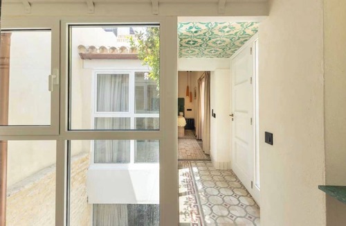 El Arenal House | LA CASA, spacious 6-bedroom + 6 bathrooms house! With private pool on the top!