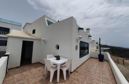 La Santa House | Lanzarote Casa azul