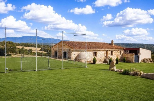 Menasalbas House | Las Muelas de Valdefresno. Enjoy a peaceful retreat surrounded by nature.