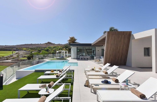 San Bartolome de Tirajana Villa | Lovely apartment in villa for 12 people with WIFI, A/C, private pool, TV, terrace and pets allowed