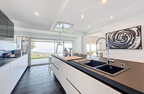 Cabrils Villa | Luxurious 5-bedroom villa with WiFi, AC in enchanting Cabrils