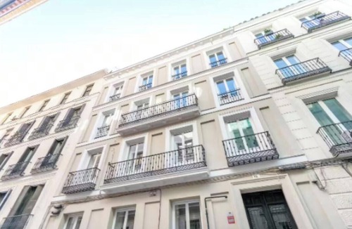 Cortes Apartment | Luxury City Living on Madrid's Iconic Calle de los Madrazo