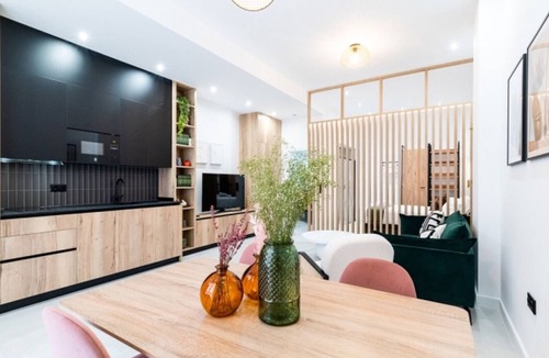 Figares Apartment | Luxury Urban Hideaway Near Granada City Center