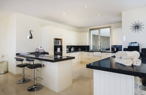 Los Mojones Villa | Luxury villa in Puerto del Carmen with 5 on-suite bedrooms, pool and hot tube