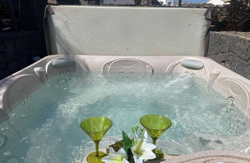 Los Mojones Villa | Luxury villa in Puerto del Carmen with 5 on-suite bedrooms, pool and hot tube