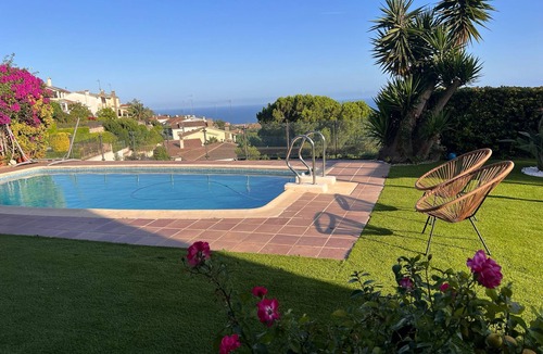 Vilassar de Dalt Ski Chalet | Mediterranean Getaway with Breathtaking Sea Views 2 - Bedroom Chalet