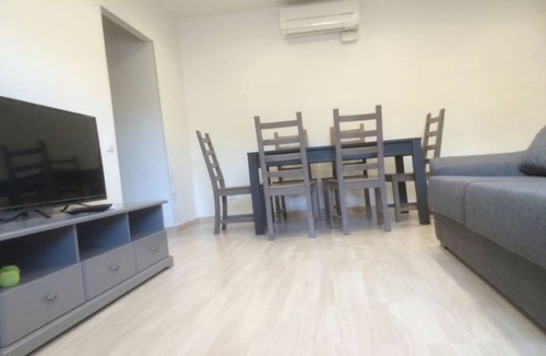 el Bon Pastor Apartment | Modern 2-BdRm Ground Floor w/Free Parking WiFi AC Dishwasher Washer/Dryer Metro!