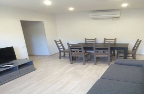 el Bon Pastor Apartment | Modern 2-BdRm Ground Floor w/Free Parking WiFi AC Dishwasher Washer/Dryer Metro!