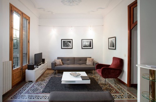L'Antiga Esquerra de l'Eixample Apartment | Modern Amenities, Antique Charm in Eixample 3br2ba