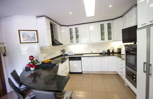 Sabadell Villa | Nature, pool, tennis, 15 minutes to Barcelona!