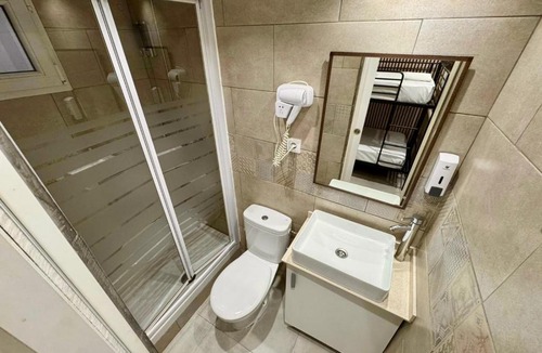 L'Hospitalet de Llobregat Apartment | Nuevo Estudio con baño privado frente al metro BCN