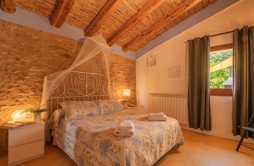 Sant Esteve de Guialbes House | Old barn restored between Girona and Figueres, just 20 minutes from the sea