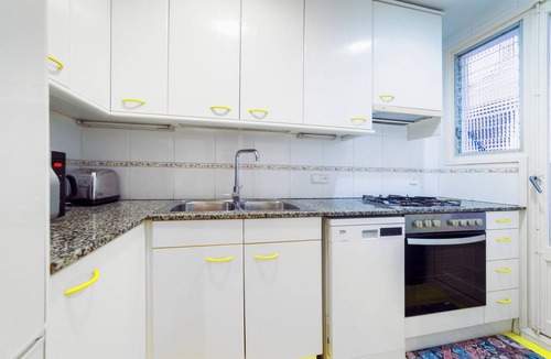 El Poble-sec Apartment | Poble Sec Flat · 2 Balconies · A/C · 4 Guests · Near Montjuïc