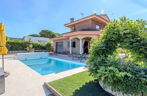 Sils Villa | Pool and Nature Just 20km from Costa Brava Beaches