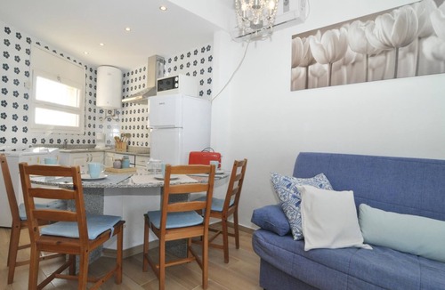 L'Escala Apartment | Practical apartment with sea views, Wifi and air conditioning included