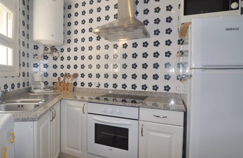 L'Escala Apartment | Practical apartment with sea views, Wifi and air conditioning included