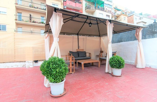 La Maternitat i Sant Ramon Apartment | Private room with single bed, with terrace 200 m2.