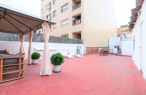 La Maternitat i Sant Ramon Apartment | Private room with single bed, with terrace 200 m2.