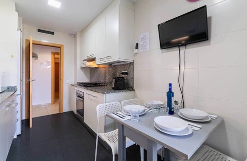 El Port Apartment | Room Carol FIRA GRAN VIA 2 - Suite with King Size Bed
