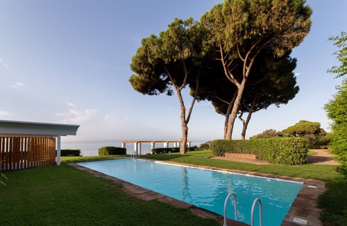 Mataro Villa | Seafront bliss for 16 people – 40km to Barcelona!