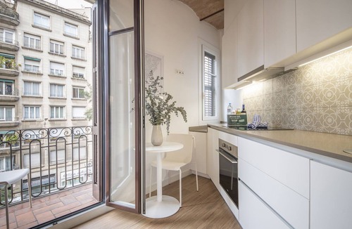 Sant Gervasi Apartment | Spacious 3-Bedroom Apartment in Uptown Barcelona