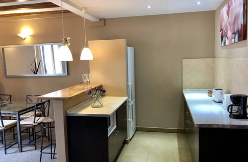El Raval Apartment | Spacious 3-Bedroom Apartment in Central Barcelona with Modern Amenities