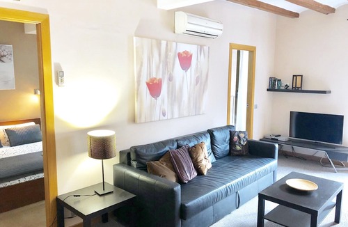 El Raval Apartment | Spacious 3-Bedroom Apartment in Central Barcelona with Modern Amenities