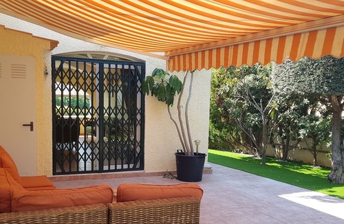 La Florida Villa | Spacious 5 bed villa with pool, private parking, local to amenities, free WIFI