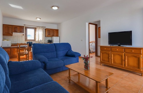 Caleta de Sebo Apartment | Spacious Holiday Apartment "Flor Cuatro" with Sea or Mountain View, Wi-Fi & Terrace