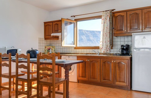 Caleta de Sebo Apartment | Spacious Holiday Apartment "Flor Cuatro" with Sea or Mountain View, Wi-Fi & Terrace