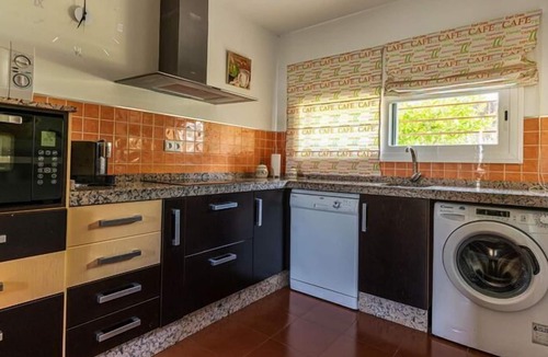 Las Jaras House | Spacious holiday home in Cordoba with private garden