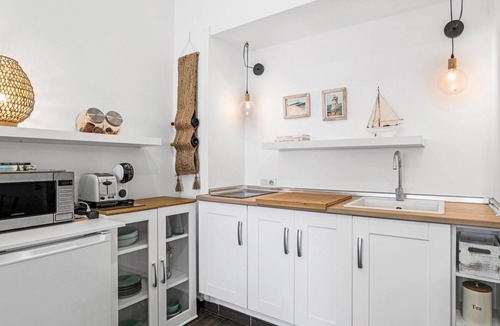 Barbate Apartment | Studio Apartment 'La Casita Blanca' with Wi-Fi and Air Conditioning