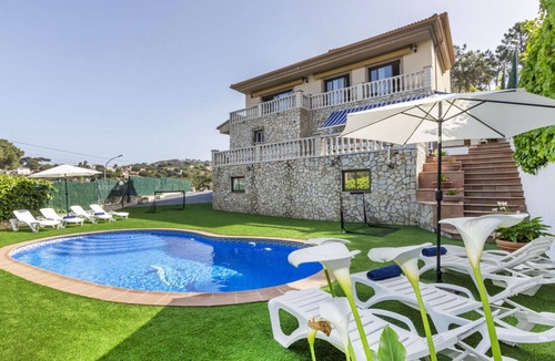 Lloret Blau House | Stunning private villa for 10 guests with private pool, WIFI, TV and patio