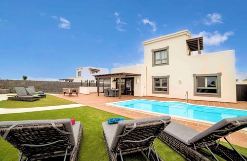 Montana Roja Villa | Superb Playa Blanca Villa | Casa Herlanda | 3 Bedrooms | Pool Table