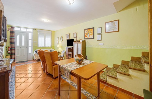 Mahora House | Tasteful holiday home in Mahora with balcony/terrace