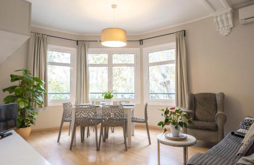 El Parc i la Llacuna del Poblenou Apartment | The Family Host - Lost Garden Ciutadella Park