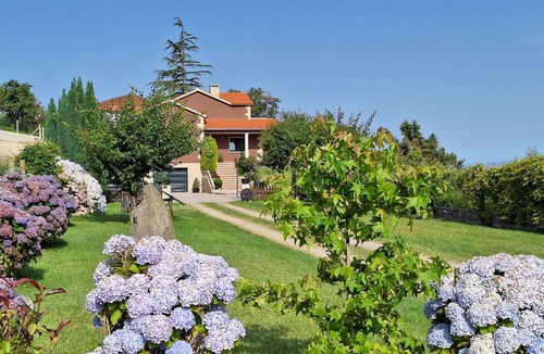 Bueu Ski Chalet | Toñita Country Cottage: 400 m from the beach, with a pool, barbecue, and fireplace