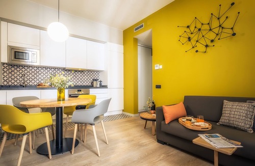 Les Corts Apartment | TOP CLASS 1 BDR | Terrace | Metro | Wifi | Elevator | Bike room | Desk