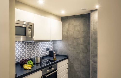 Sants Apartment | TOP CLASS 2 BDR NEW | Terrace | Metro | Wifi | Elevator | Bike room | Sleeps 4