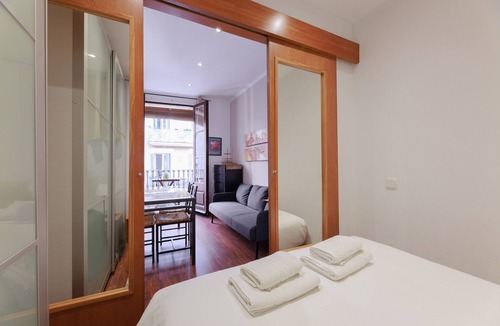 Sant Gervasi Apartment | TURO PARK, lovely apartment with balcony