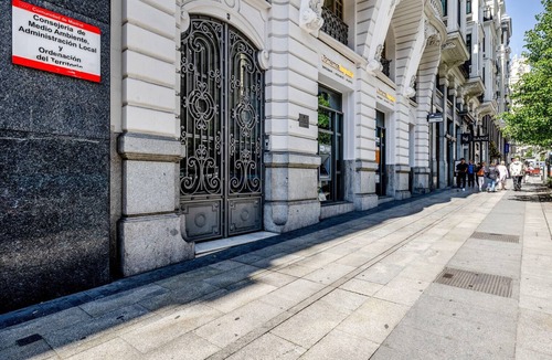Cortes Apartment | Upscale Sol 1BR w/Doorman, nr Plaza España, by Blueground