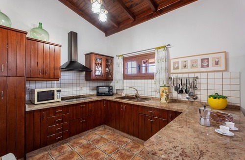 Arafo House | Vacation Home "La Molineta" with Mountain View, Pool, Garden, Terrace & Wi-Fi