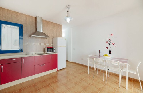 Caleta de Sebo House | Vacation Home 'Rojo' with Sea View and Wi-Fi