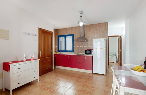 Caleta de Sebo House | Vacation Home 'Rojo' with Sea View and Wi-Fi