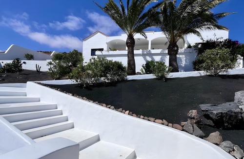 Nazaret Villa | Vacation Villa 'Haley's - Luxury in Lanzarote' with Mountain View, Private Terrace and Wi-Fi