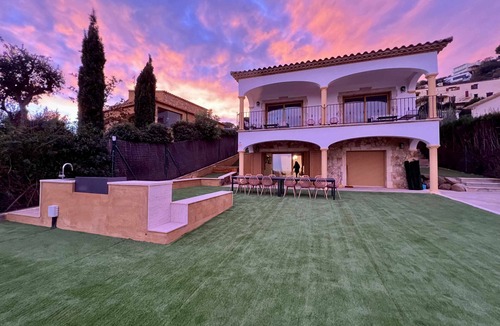 Calonge House | Villa Cabañas with infinity pool, gardens and barbecue in Calonge, Costa Brava