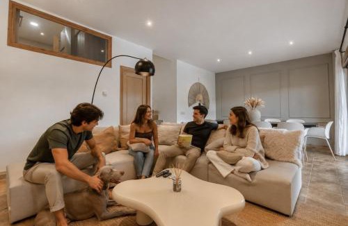 Miraflores de la Sierra Villa | Villa de lujo de piedra, Cine para niños, Vistas, Piscina