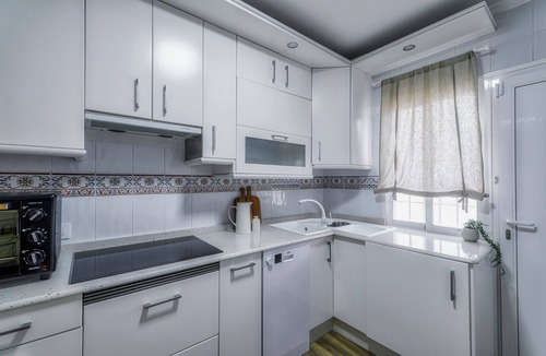 Los Alcazares Ski Chalet | Villa Marie: Premium Stay and Heated Jacuzzi