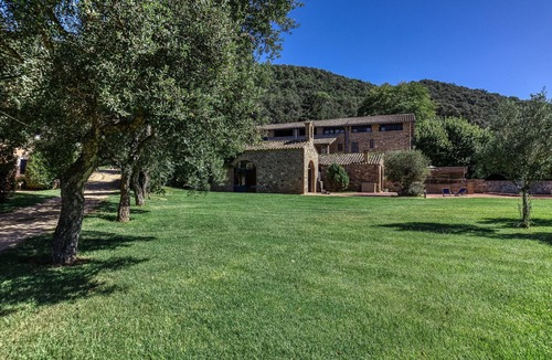 Arbucies Villa | Villa 'Romana Restaurada Entre' with Mountain View, Private Pool and Wi-Fi
